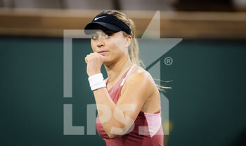 2022-03-15 - Paula Badosa of Spain in action against Leylah Fernandez of Canada during the fourth round of the 2022 BNP Paribas Open, WTA 1000 tennis tournament on March 15, 2022 at Indian Wells Tennis Garden in Indian Wells, USA - 2022 BNP PARIBAS OPEN, WTA 1000 TENNIS TOURNAMENT - INTERNATIONALS - TENNIS