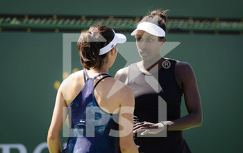 2022-03-16 - Asia Muhammad of the United States & Ena Shibahara of Japan playing doubles at the 2022 BNP Paribas Open, WTA 1000 tennis tournament on March 16, 2022 at Indian Wells Tennis Garden in Indian Wells, USA - 2022 BNP PARIBAS OPEN, WTA 1000 TENNIS TOURNAMENT - INTERNATIONALS - TENNIS