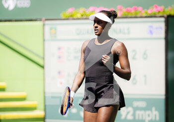 2022-03-16 - Asia Muhammad of the United States playing doubles at the 2022 BNP Paribas Open, WTA 1000 tennis tournament on March 16, 2022 at Indian Wells Tennis Garden in Indian Wells, USA - 2022 BNP PARIBAS OPEN, WTA 1000 TENNIS TOURNAMENT - INTERNATIONALS - TENNIS