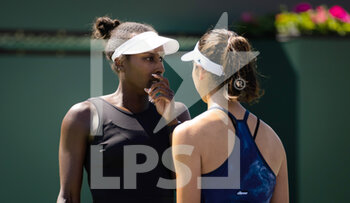 2022-03-16 - Asia Muhammad of the United States & Ena Shibahara of Japan playing doubles at the 2022 BNP Paribas Open, WTA 1000 tennis tournament on March 16, 2022 at Indian Wells Tennis Garden in Indian Wells, USA - 2022 BNP PARIBAS OPEN, WTA 1000 TENNIS TOURNAMENT - INTERNATIONALS - TENNIS
