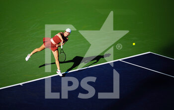 2022-03-16 - Simona Halep of Romania in action against Petra Martic of Croatia during the quarter-final of the 2022 BNP Paribas Open, WTA 1000 tennis tournament on March 16, 2022 at Indian Wells Tennis Garden in Indian Wells, USA - 2022 BNP PARIBAS OPEN, WTA 1000 TENNIS TOURNAMENT - INTERNATIONALS - TENNIS