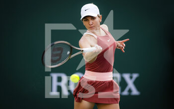 2022-03-16 - Simona Halep of Romania in action against Petra Martic of Croatia during the quarter-final of the 2022 BNP Paribas Open, WTA 1000 tennis tournament on March 16, 2022 at Indian Wells Tennis Garden in Indian Wells, USA - 2022 BNP PARIBAS OPEN, WTA 1000 TENNIS TOURNAMENT - INTERNATIONALS - TENNIS