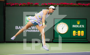 2022-03-16 - Iga Swiatek of Poland in action against Madison Keys of the United States during the quarter-final of the 2022 BNP Paribas Open, WTA 1000 tennis tournament on March 16, 2022 at Indian Wells Tennis Garden in Indian Wells, USA - 2022 BNP PARIBAS OPEN, WTA 1000 TENNIS TOURNAMENT - INTERNATIONALS - TENNIS