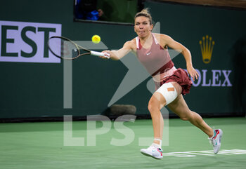 2022-03-18 - Simona Halep of Romania in action against Iga Swiatek of Poland during the semi-final of the 2022 BNP Paribas Open, WTA 1000 tennis tournament on March 18, 2022 at Indian Wells Tennis Garden in Indian Wells, USA - 2022 BNP PARIBAS OPEN, WTA 1000 TENNIS TOURNAMENT - INTERNATIONALS - TENNIS