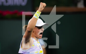2022-03-18 - Iga Swiatek of Poland in action against Simona Halep of Romania during the semi-final of the 2022 BNP Paribas Open, WTA 1000 tennis tournament on March 18, 2022 at Indian Wells Tennis Garden in Indian Wells, USA - 2022 BNP PARIBAS OPEN, WTA 1000 TENNIS TOURNAMENT - INTERNATIONALS - TENNIS