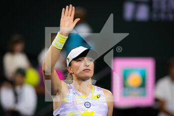 2022-03-18 - Iga Swiatek of Poland in action against Simona Halep of Romania during the semi-final of the 2022 BNP Paribas Open, WTA 1000 tennis tournament on March 18, 2022 at Indian Wells Tennis Garden in Indian Wells, USA - 2022 BNP PARIBAS OPEN, WTA 1000 TENNIS TOURNAMENT - INTERNATIONALS - TENNIS