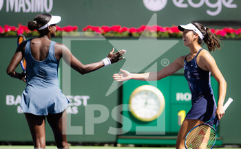 2022-03-19 - Asia Muhammad of the United States & Ena Shibahara of Japan in action during the doubles final of the 2022 BNP Paribas Open, WTA 1000 tennis tournament on March 19, 2022 at Indian Wells Tennis Garden in Indian Wells, USA - 2022 BNP PARIBAS OPEN, WTA 1000 TENNIS TOURNAMENT - INTERNATIONALS - TENNIS