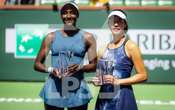 2022-03-19 - Asia Muhammad of the United States & Ena Shibahara of Japan pose with the runner-up trophy after the doubles final of the 2022 BNP Paribas Open, WTA 1000 tennis tournament on March 19, 2022 at Indian Wells Tennis Garden in Indian Wells, USA - 2022 BNP PARIBAS OPEN, WTA 1000 TENNIS TOURNAMENT - INTERNATIONALS - TENNIS