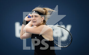 2022-03-24 - Karolina Muchova of the Czech Republic in action against Leylah Fernandez of Canada during the second round of the 2022 Miami Open, WTA Masters 1000 tennis tournament on March 24, 2022 at Hard Rock stadium in Miami, USA - 2022 MIAMI OPEN, WTA MASTERS 1000 TENNIS TOURNAMENT - INTERNATIONALS - TENNIS