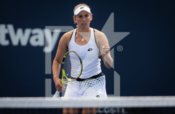 2022-03-25 - Elise Mertens of Belgium in action against Linda Fruhvirtova of the Czech Republic during the second round of the 2022 Miami Open, WTA Masters 1000 tennis tournament on March 25, 2022 at Hard Rock stadium in Miami, USA - 2022 MIAMI OPEN, WTA MASTERS 1000 TENNIS TOURNAMENT - INTERNATIONALS - TENNIS