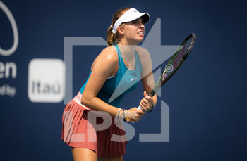 2022-03-25 - Linda Fruhvirtova of the Czech Republic in action against Elise Mertens of Belgium during the second round of the 2022 Miami Open, WTA Masters 1000 tennis tournament on March 25, 2022 at Hard Rock stadium in Miami, USA - 2022 MIAMI OPEN, WTA MASTERS 1000 TENNIS TOURNAMENT - INTERNATIONALS - TENNIS