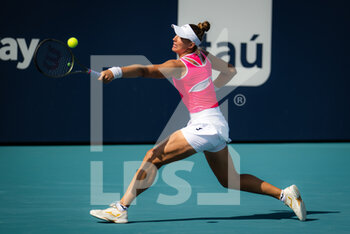 2022-03-25 - Beatriz Haddad Maia of Brazil in action against Maria Sakkari of Greece during the second round of the 2022 Miami Open, WTA Masters 1000 tennis tournament on March 25, 2022 at Hard Rock stadium in Miami, USA - 2022 MIAMI OPEN, WTA MASTERS 1000 TENNIS TOURNAMENT - INTERNATIONALS - TENNIS