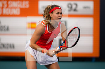 2022-03-25 - Marie Bouzkova of the Czech Republic in action against Paula Badosa of Spain during the second round of the 2022 Miami Open, WTA Masters 1000 tennis tournament on March 25, 2022 at Hard Rock stadium in Miami, USA - 2022 MIAMI OPEN, WTA MASTERS 1000 TENNIS TOURNAMENT - INTERNATIONALS - TENNIS