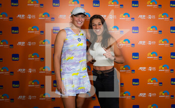 2022-03-25 - Iga Swiatek of Poland meets Joanna Jedrzejczyk after becoming the World No 1 after the second round of the 2022 Miami Open, WTA Masters 1000 tennis tournament on March 25, 2022 at Hard Rock stadium in Miami, USA - 2022 MIAMI OPEN, WTA MASTERS 1000 TENNIS TOURNAMENT - INTERNATIONALS - TENNIS