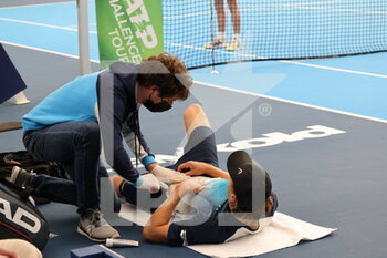 2022-03-26 - Jonas Forejtek and doctor during the Play In Challenger 2022, ATP Challenger Tour tennis tournament on March 26, 2022 at Tennis Club Lillois Lille Metropole in Lille, France - PLAY IN CHALLENGER 2022, ATP CHALLENGER TOUR TENNIS TOURNAMENT - INTERNATIONALS - TENNIS