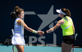 2022-03-26 - Tamara Zidansek of Slovenia & Jasmine Paolini of Italy playing doubles at the 2022 Miami Open, WTA Masters 1000 tennis tournament on March 26, 2022 at Hard Rock stadium in Miami, USA - 2022 MIAMI OPEN, WTA MASTERS 1000 TENNIS TOURNAMENT - INTERNATIONALS - TENNIS