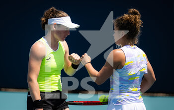 2022-03-26 - Tamara Zidansek of Slovenia & Jasmine Paolini of Italy playing doubles at the 2022 Miami Open, WTA Masters 1000 tennis tournament on March 26, 2022 at Hard Rock stadium in Miami, USA - 2022 MIAMI OPEN, WTA MASTERS 1000 TENNIS TOURNAMENT - INTERNATIONALS - TENNIS