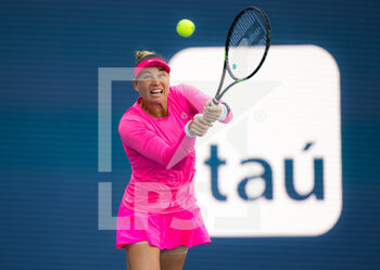 2022-03-26 - Vera Zvonareva of Russia in action against Danielle Collins of the United States during the third round of the 2022 Miami Open, WTA Masters 1000 tennis tournament on March 26, 2022 at Hard Rock stadium in Miami, USA - 2022 MIAMI OPEN, WTA MASTERS 1000 TENNIS TOURNAMENT - INTERNATIONALS - TENNIS