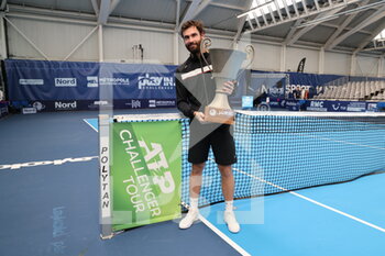2022-03-27 - Quentin Halys and officiel trophy during the Play In Challenger 2022, ATP Challenger Tour tennis tournament on March 27, 2022 at Tennis Club Lillois Lille Metropole in Lille, France - PLAY IN CHALLENGER 2022, ATP CHALLENGER TOUR TENNIS TOURNAMENT - INTERNATIONALS - TENNIS