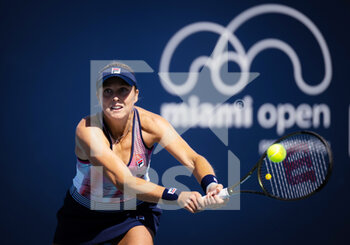 2022-03-27 - Shelby Rogers of the United States in action against Veronika Kudermetova of Russia during the third round of the 2022 Miami Open, WTA Masters 1000 tennis tournament on March 27, 2022 at Hard Rock stadium in Miami, USA - 2022 MIAMI OPEN, WTA MASTERS 1000 TENNIS TOURNAMENT - INTERNATIONALS - TENNIS