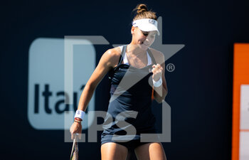 2022-03-27 - Veronika Kudermetova of Russia in action against Shelby Rogers of the United States during the third round of the 2022 Miami Open, WTA Masters 1000 tennis tournament on March 27, 2022 at Hard Rock stadium in Miami, USA - 2022 MIAMI OPEN, WTA MASTERS 1000 TENNIS TOURNAMENT - INTERNATIONALS - TENNIS