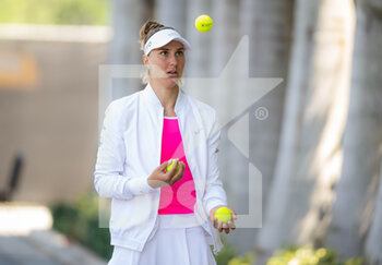 2022-03-27 - Beatriz Haddad Maia of Brazil before the third round of the 2022 Miami Open, WTA Masters 1000 tennis tournament on March 27, 2022 at Hard Rock stadium in Miami, USA - 2022 MIAMI OPEN, WTA MASTERS 1000 TENNIS TOURNAMENT - INTERNATIONALS - TENNIS