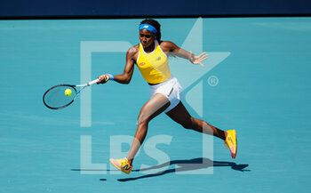 2022-03-27 - Cori Gauff of the United States in action against Shuai Zhang of China during her third round match at the 2022 Miami Open, WTA Masters 1000 tennis tournament on March 27, 2022 at Hard Rock stadium in Miami, USA - 2022 MIAMI OPEN, WTA MASTERS 1000 TENNIS TOURNAMENT - INTERNATIONALS - TENNIS