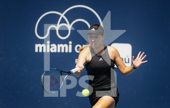 2022-03-27 - Jessica Pegula of the United States in action against Elena Rybakina of Kazakhstan during the third round of the 2022 Miami Open, WTA Masters 1000 tennis tournament on March 27, 2022 at Hard Rock stadium in Miami, USA - 2022 MIAMI OPEN, WTA MASTERS 1000 TENNIS TOURNAMENT - INTERNATIONALS - TENNIS