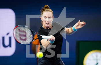 2022-03-27 - Madison Brengle of the United States in action against Iga Swiatek of Poland during the third round of the 2022 Miami Open, WTA Masters 1000 tennis tournament on March 27, 2022 at Hard Rock stadium in Miami, USA - 2022 MIAMI OPEN, WTA MASTERS 1000 TENNIS TOURNAMENT - INTERNATIONALS - TENNIS