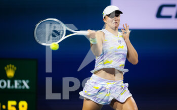 2022-03-27 - Iga Swiatek of Poland in action against Madison Brengle of the United States during the third round of the 2022 Miami Open, WTA Masters 1000 tennis tournament on March 27, 2022 at Hard Rock stadium in Miami, USA - 2022 MIAMI OPEN, WTA MASTERS 1000 TENNIS TOURNAMENT - INTERNATIONALS - TENNIS