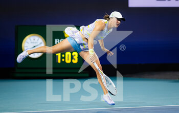 2022-03-27 - Iga Swiatek of Poland in action against Madison Brengle of the United States during the third round of the 2022 Miami Open, WTA Masters 1000 tennis tournament on March 27, 2022 at Hard Rock stadium in Miami, USA - 2022 MIAMI OPEN, WTA MASTERS 1000 TENNIS TOURNAMENT - INTERNATIONALS - TENNIS