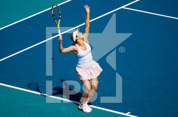 2022-03-28 - Danielle Collins of the United States in action against Ons Jabeur of Tunisia during the fourth round of the 2022 Miami Open, WTA Masters 1000 tennis tournament on March 28, 2022 at Hard Rock stadium in Miami, USA - 2022 MIAMI OPEN, WTA MASTERS 1000 TENNIS TOURNAMENT - INTERNATIONALS - TENNIS
