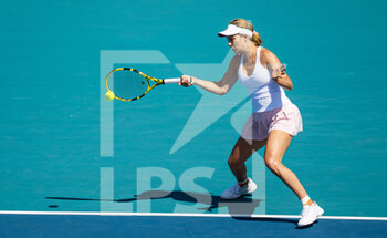 2022-03-28 - Danielle Collins of the United States in action against Ons Jabeur of Tunisia during the fourth round of the 2022 Miami Open, WTA Masters 1000 tennis tournament on March 28, 2022 at Hard Rock stadium in Miami, USA - 2022 MIAMI OPEN, WTA MASTERS 1000 TENNIS TOURNAMENT - INTERNATIONALS - TENNIS