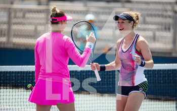 2022-03-28 - Laura Siegemund of Germany & Vera Zvonareva of Russia playing doubles at the 2022 Miami Open, WTA Masters 1000 tennis tournament on March 28, 2022 at Hard Rock stadium in Miami, USA - 2022 MIAMI OPEN, WTA MASTERS 1000 TENNIS TOURNAMENT - INTERNATIONALS - TENNIS