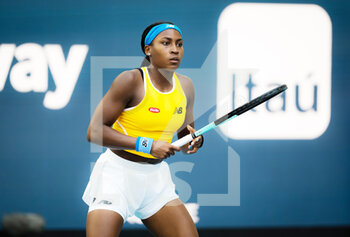 2022-03-28 - Cori Gauff of the United States in action against Iga Swiatek of Poland during the fourth round at the 2022 Miami Open, WTA Masters 1000 tennis tournament on March 28, 2022 at Hard Rock stadium in Miami, USA - 2022 MIAMI OPEN, WTA MASTERS 1000 TENNIS TOURNAMENT - INTERNATIONALS - TENNIS