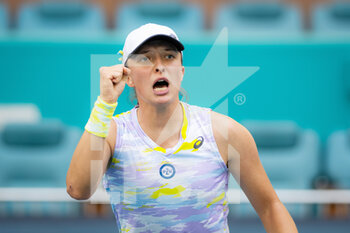 2022-03-28 - Iga Swiatek of Poland in action against Cori Gauff of the United States during the fourth round at the 2022 Miami Open, WTA Masters 1000 tennis tournament on March 28, 2022 at Hard Rock stadium in Miami, USA - 2022 MIAMI OPEN, WTA MASTERS 1000 TENNIS TOURNAMENT - INTERNATIONALS - TENNIS