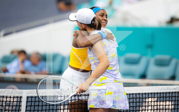 2022-03-28 - Cori Gauff of the United States & Iga Swiatek of Poland at the net after their fourth round match at the 2022 Miami Open, WTA Masters 1000 tennis tournament on March 28, 2022 at Hard Rock stadium in Miami, USA - 2022 MIAMI OPEN, WTA MASTERS 1000 TENNIS TOURNAMENT - INTERNATIONALS - TENNIS