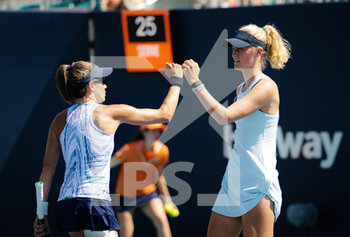 2022-03-29 - Alicja Rosolska of Poland & Erin Routliffe of New Zealand playing doubles at the 2022 Miami Open, WTA Masters 1000 tennis tournament on March 29, 2022 at Hard Rock stadium in Miami, USA - 2022 MIAMI OPEN, WTA MASTERS 1000 TENNIS TOURNAMENT - INTERNATIONALS - TENNIS