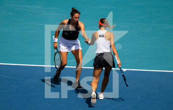2022-03-30 - Sara Sorribes Tormo of Spain & Magda Linette of Poland in action during the doubles quarter-final of the 2022 Miami Open, WTA Masters 1000 tennis tournament on March 30, 2022 at Hard Rock stadium in Miami, USA - 2022 MIAMI OPEN, WTA MASTERS 1000 TENNIS TOURNAMENT - INTERNATIONALS - TENNIS