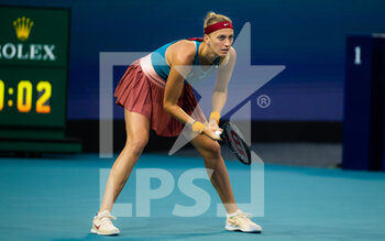 2022-03-30 - Petra Kvitova of the Czech Republic in action against Iga Swiatek of Poland during the quarter-final of the 2022 Miami Open, WTA Masters 1000 tennis tournament on March 30, 2022 at Hard Rock stadium in Miami, USA - 2022 MIAMI OPEN, WTA MASTERS 1000 TENNIS TOURNAMENT - INTERNATIONALS - TENNIS