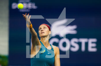 2022-03-30 - Petra Kvitova of the Czech Republic in action against Iga Swiatek of Poland during the quarter-final of the 2022 Miami Open, WTA Masters 1000 tennis tournament on March 30, 2022 at Hard Rock stadium in Miami, USA - 2022 MIAMI OPEN, WTA MASTERS 1000 TENNIS TOURNAMENT - INTERNATIONALS - TENNIS