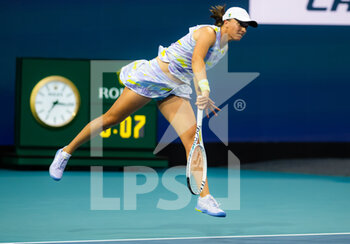 2022-03-30 - Iga Swiatek of Poland in action against Petra Kvitova of the Czech Republic during the quarter-final of the 2022 Miami Open, WTA Masters 1000 tennis tournament on March 30, 2022 at Hard Rock stadium in Miami, USA - 2022 MIAMI OPEN, WTA MASTERS 1000 TENNIS TOURNAMENT - INTERNATIONALS - TENNIS