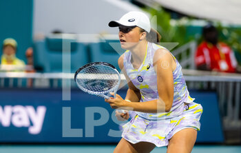 2022-03-30 - Iga Swiatek of Poland in action against Petra Kvitova of the Czech Republic during the quarter-final of the 2022 Miami Open, WTA Masters 1000 tennis tournament on March 30, 2022 at Hard Rock stadium in Miami, USA - 2022 MIAMI OPEN, WTA MASTERS 1000 TENNIS TOURNAMENT - INTERNATIONALS - TENNIS