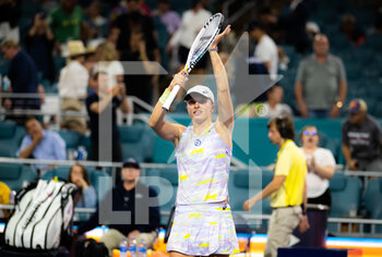 2022-03-30 - Iga Swiatek of Poland after winning against Petra Kvitova of the Czech Republic during the quarter-final of the 2022 Miami Open, WTA Masters 1000 tennis tournament on March 30, 2022 at Hard Rock stadium in Miami, USA - 2022 MIAMI OPEN, WTA MASTERS 1000 TENNIS TOURNAMENT - INTERNATIONALS - TENNIS