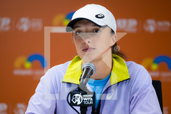 2022-03-30 - Iga Swiatek of Poland talks to the media after the quarter-final of the 2022 Miami Open, WTA Masters 1000 tennis tournament on March 30, 2022 at Hard Rock stadium in Miami, USA - 2022 MIAMI OPEN, WTA MASTERS 1000 TENNIS TOURNAMENT - INTERNATIONALS - TENNIS