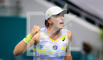 2022-03-31 - Iga Swiatek of Poland in action against Jessica Pegula of the United States during the semi-final of the 2022 Miami Open, WTA Masters 1000 tennis tournament on March 31, 2022 at Hard Rock stadium in Miami, USA - 2022 MIAMI OPEN, WTA MASTERS 1000 TENNIS TOURNAMENT - INTERNATIONALS - TENNIS