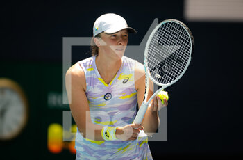 2022-04-02 - Iga Swiatek of Poland in action against Naomi Osaka of Japan during the final of the 2022 Miami Open, WTA Masters 1000 tennis tournament on April 2, 2022 at Hard Rock stadium in Miami, USA - 2022 MIAMI OPEN, WTA MASTERS 1000 TENNIS TOURNAMENT - INTERNATIONALS - TENNIS