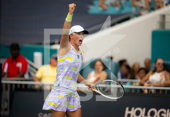 2022-04-02 - Iga Swiatek of Poland in action against Naomi Osaka of Japan during the final of the 2022 Miami Open, WTA Masters 1000 tennis tournament on April 2, 2022 at Hard Rock stadium in Miami, USA - 2022 MIAMI OPEN, WTA MASTERS 1000 TENNIS TOURNAMENT - INTERNATIONALS - TENNIS
