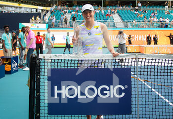2022-04-02 - Iga Swiatek of Poland poses with the champions trophy after the final of the 2022 Miami Open, WTA Masters 1000 tennis tournament on April 2, 2022 at Hard Rock stadium in Miami, USA - 2022 MIAMI OPEN, WTA MASTERS 1000 TENNIS TOURNAMENT - INTERNATIONALS - TENNIS