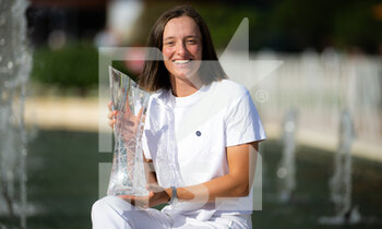 2022-04-02 - Iga Swiatek of Poland during the champions trophy photo shoot after winning the final of the 2022 Miami Open, WTA Masters 1000 tennis tournament on April 2, 2022 at Hard Rock stadium in Miami, USA - 2022 MIAMI OPEN, WTA MASTERS 1000 TENNIS TOURNAMENT - INTERNATIONALS - TENNIS